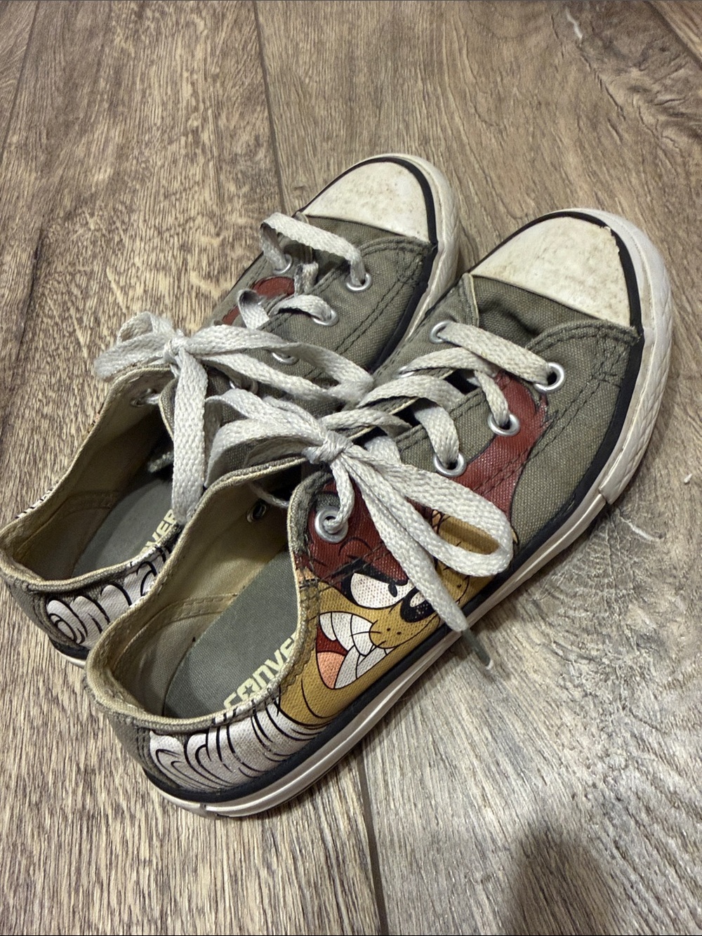 Kids Size 1 Looney Tunes Converse Tasmanian Devil